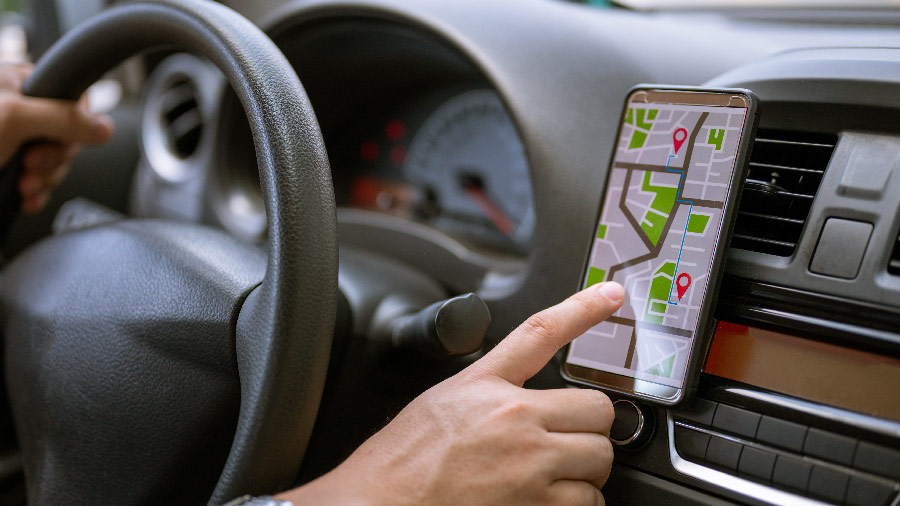 verisk-coverage-verifier-analytic-objects-hand-pointing-at-phone-gps-in-car