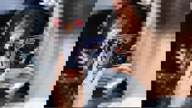 Mann Fotografiert Autounfall Mit Handy 