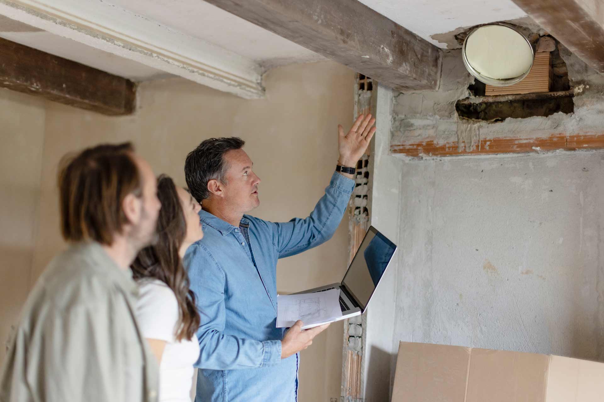 Contractor-discussing-restoration-with-homeowners