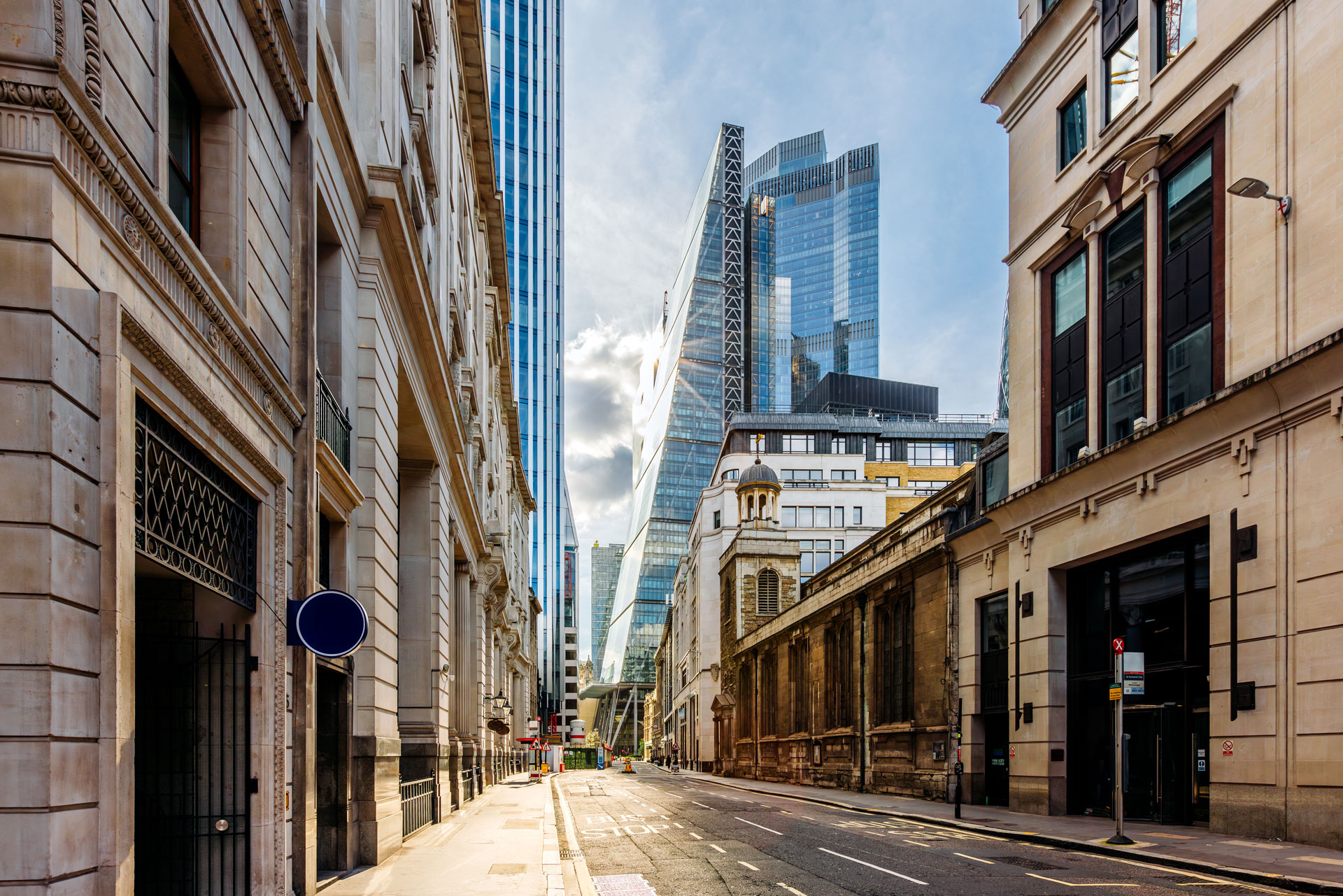 Street-in-city-of-London-financial-district-with-commercial-buildings