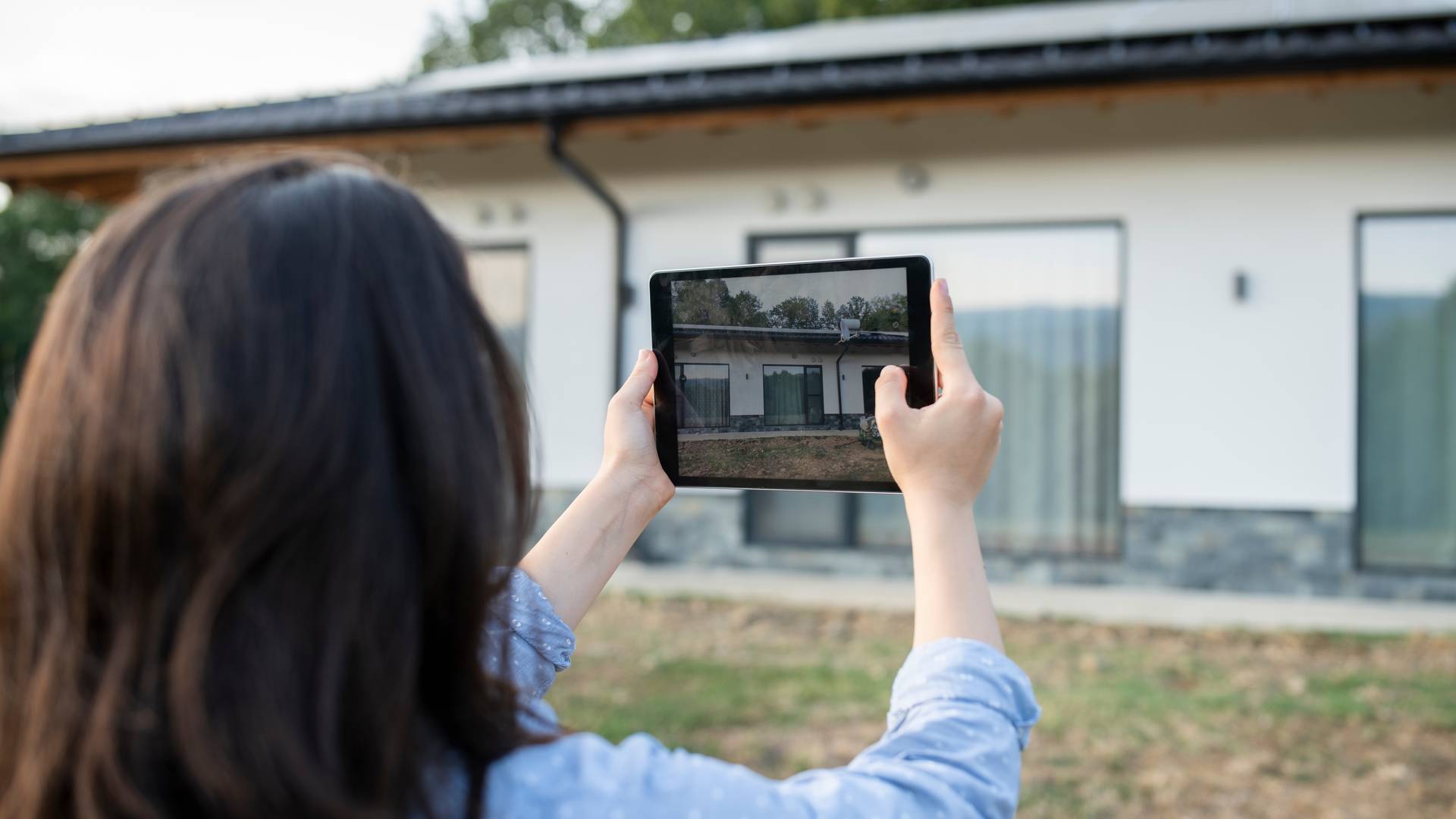 woman using ipad