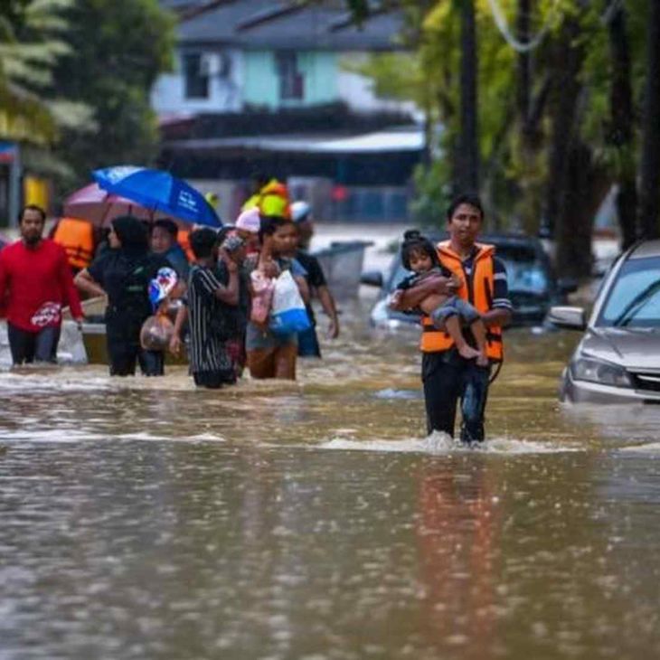 Malaysia Flood People Walking Through Flooded Streets 