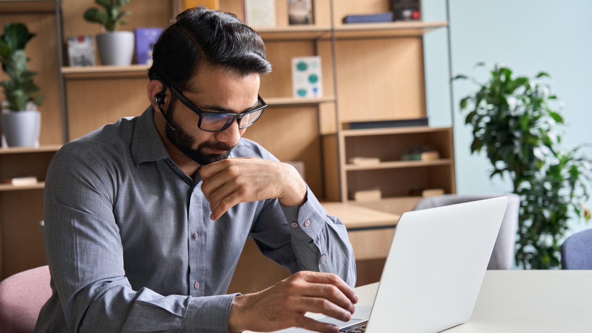man-wearing-glasses-working-on-laptop